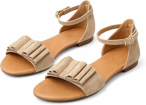 LES TULIPES Sandalo Piatto da Donna in Camoscio, Colore Creta, Cinturino alla Caviglia, Dettaglio Plissé, Modello R05.56 - immagine 4