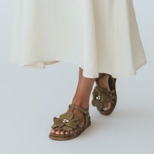 Alma en Pena - Sandalo Donna flat in pelle scamosciata. Decorazione a fiore e cinturino regolabile. Desing comodo estate. - immagine 7