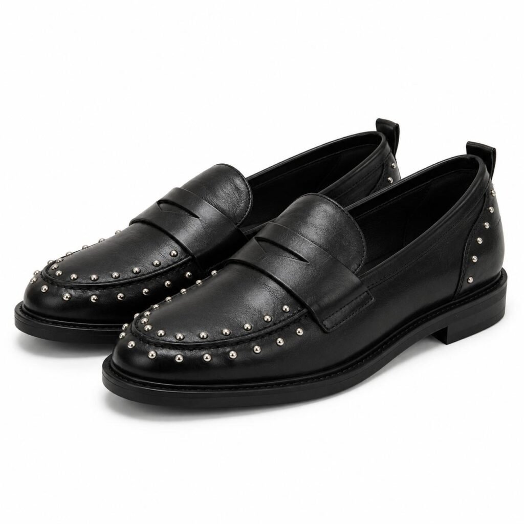 Mocassino Carmens In pelle nera con borchiette